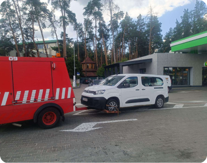 Евакуатор завантажує легковий автомобіль